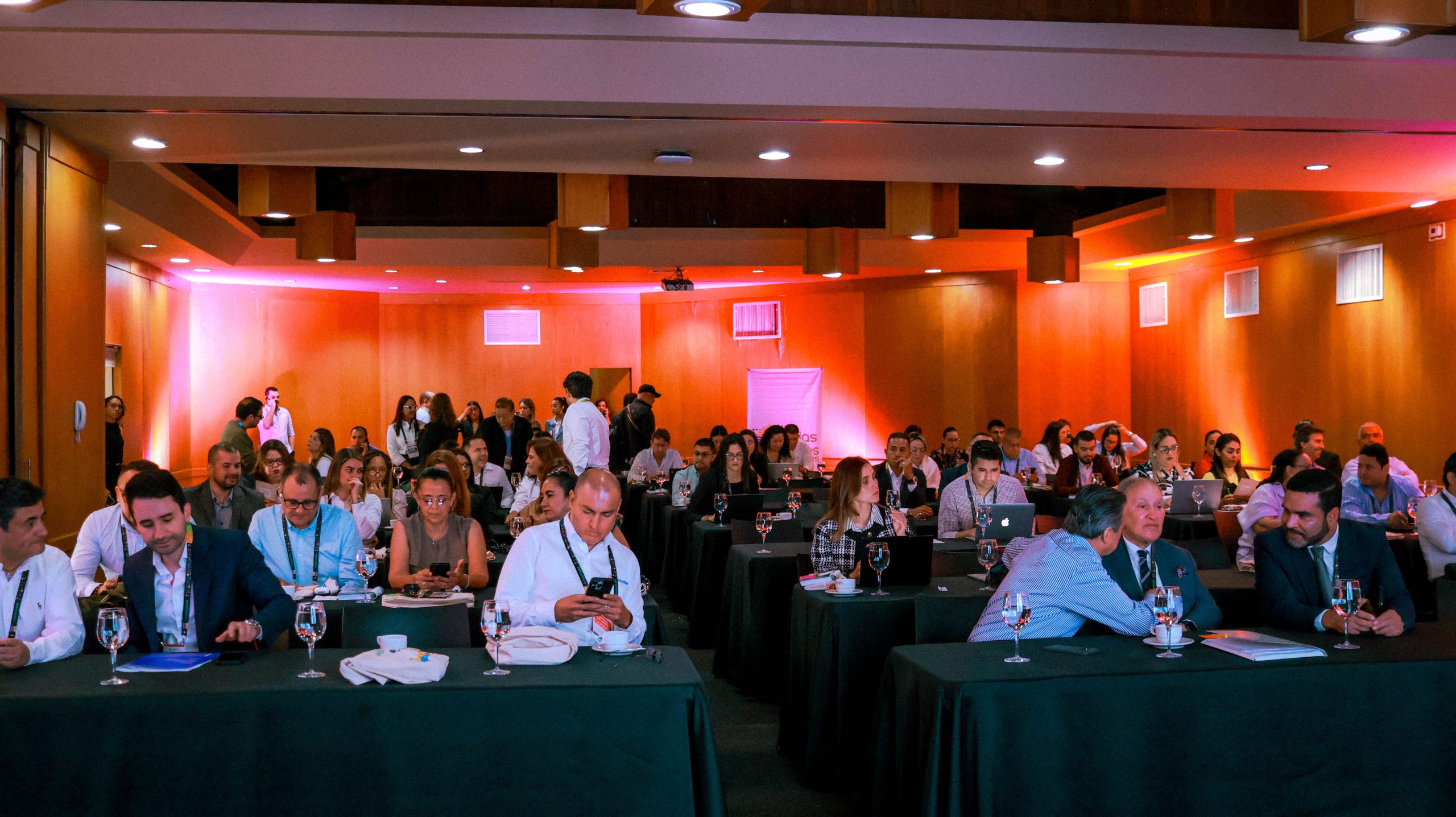 Vista general de los asistentes durante una de las sesiones académicas del Seminario Jurídico 2026.