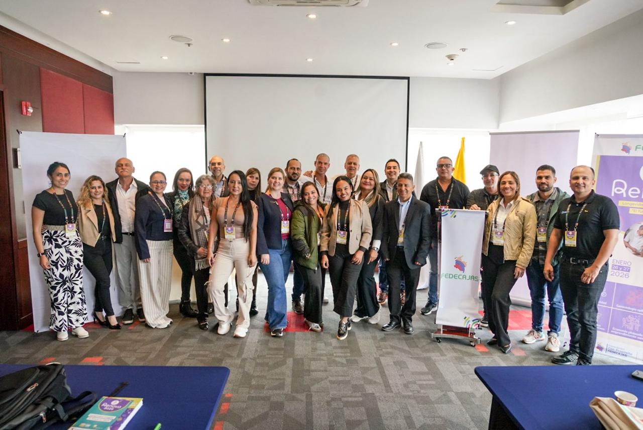 Fotografía grupal de los participantes del curso RENOVA 2026 durante una de las jornadas académicas del evento.
