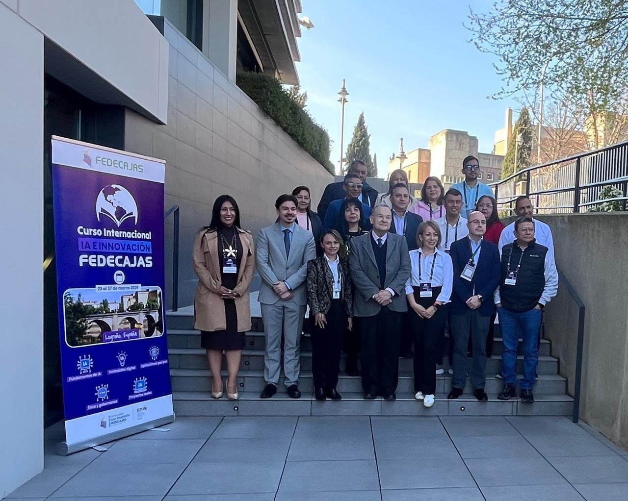 Participantes del Curso Internacional en Inteligencia Artificial posando al cierre de una jornada académica realizada en la Universidad Internacional de La Rioja (UNIR), en Logroño, España.