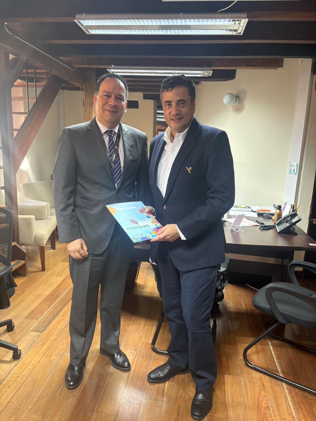 William Alzate Rincón, presidente ejecutivo de Fedecajas, durante reunión con Reynaldo José D’Silva Uribe, viceministro de Vivienda